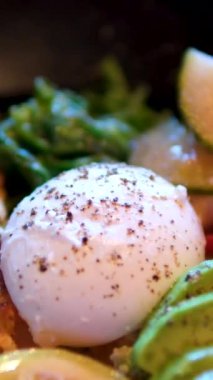 Avokado, füme somon ve yumurta ile ekmekli tost. Sağlıklı sandviçler, brunch ve kahvaltı seçenekleri için mükemmel. Yüksek kalite 4k görüntü
