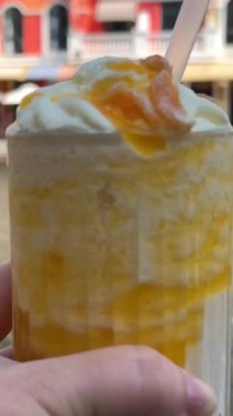 Mango, yoğurt ve chia tohumlu chia pudingi yiyen kişi. Kremalı tatlı, sağlıklı çiğ tatlı, yakın çekim video klibi, yatay görüntü 4K. Yüksek kalite 4k görüntü