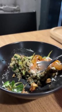 Taze Herb Pesto ile nefis bir kinoa salatası yemek ve öğle yemekleri için mükemmel, sağlıklı yemek ve vejetaryen mutfağı kavramının altını çizmek. Besleyici Tabak. 