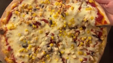 Lezzetli ve Lezzetli Pizzanın tadını çıkarın Pepperoni, Zeytin ve Renkli Toppings. Baharatlı ve Peynirli Tavuk Tikka Pizzası. 