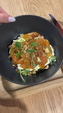 Somon, pirinç, avokado, uyandırma salatası, soğan ve masada daireler çiziyor. Sağlıklı yemek, Asya çiğ yemeği. Geleneksel Hawaii çiğ balık salatası. Japon yemeği. Yüksek kalite 4k görüntü