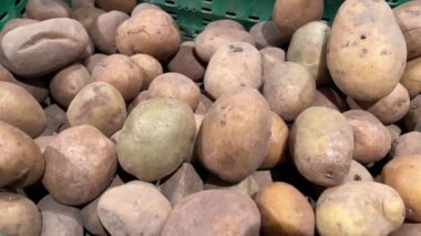 Sepette sergilenen taze biçilmiş patatesler. Yüksek kalite 4k görüntü