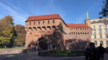 Ana Pazar Meydanı veya Rynek Glowny ile bir belediye binası, Sukiennice ve St. Marys Bazilika Kilisesi Krakow, Polonya 'da gün doğumunda. Sabah Krakow merkez meydanının hava görüntüsü. Eski şehir Krakow Kilisesi