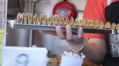 Çubukta patates cipsi sarmalı. Kızarmış patates cipsi, Portobello 'nun yol kenarındaki şişlerde spiraller.