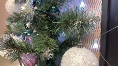 Gümüş toplarla süslenmiş Noel ağacı. Yüksek kalite 4k görüntü