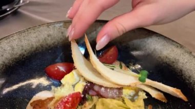 Öğle yemeği lezzetli ve iştah açıcı. Etli, sebzeli ve meyveli sağlıklı salata. Buzdağı salatalı Sezar salatası, barbekü hindisi, pastırma ve ton balığı sosu.