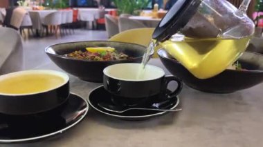 Bir bardak yeşil çay koyuyorum. Yüksek kalite 4k görüntü