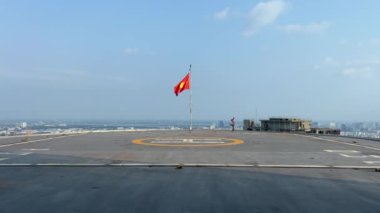 Rüzgarda dalgalanan bayrak direkli Vietnam bayrağı, dalgalı bulutlar arka plan döngüsü, Mükemmel Döngü. Yüksek kalite 4k görüntü