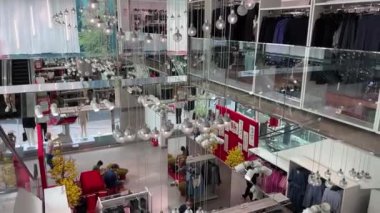 Central Samui alışveriş merkezindeki H ve M mağazası Ho chi minh Vietnam Saigon 12.28.2024 