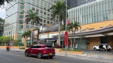 Yol motosikletleri gökdelenler şehir merkezi Vietnam Ho Chi Minh Şehri 12.29.2024