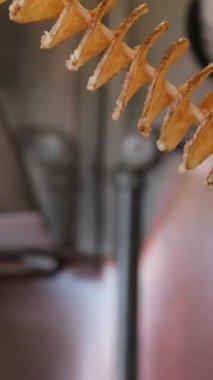 Spiral Patates Şiş Sokak Yemekleri, satıcılar tarafından pazarda satılan popüler bir abur cuburdur. Yüksek kalite 4k görüntü