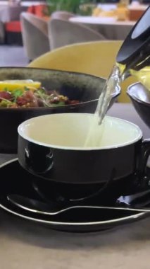 Bir bardak yeşil çay koyuyorum. Yüksek kalite 4k görüntü