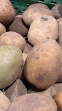 Sepette sergilenen taze biçilmiş patatesler. Yüksek kalite 4k görüntü