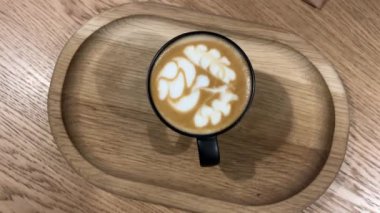 Kahveci 'nin kafede latte sanatı yaptığı en iyi görüntü. Yüksek kalite 4k görüntü