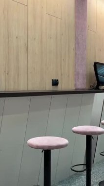 Sandalyeleri ve masaları olan boş bir internet kafe. Yüksek kalite 4k görüntü