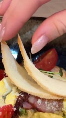Öğle yemeği lezzetli ve iştah açıcı. Etli, sebzeli ve meyveli sağlıklı salata. Buzdağı salatalı Sezar salatası, barbekü hindisi, pastırma ve ton balığı sosu.