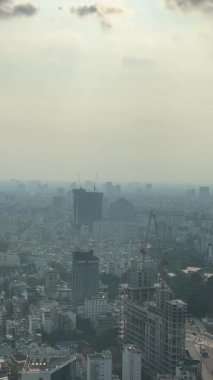 Şehir merkezindeki cam gökdelenlerin hava manzarası. Sinematik insansız hava aracı sabah şehir manzarası gökdelenleri, yüksek binalar modern mimari binalar, büyük şehir finans bölgesi, logo ve reklam panoları yok.