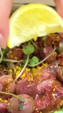 sığır eti ve kurutulmuş domatesli salata salatanın üzerine limon suyu döker. Biftek ve barbekü üzümlü karışık salata.