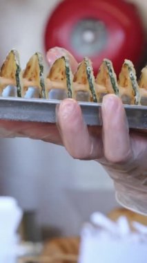 Çubukta patates cipsi sarmalı. Kızarmış patates cipsi, Portobello 'nun yol kenarındaki şişlerde spiraller.