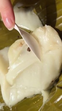 Palm Leaf Pie Vietnam yemeği, palmiye yaprağında. Vietnam sokak yemekleri, Ba Be Milli Parkı 'nda yeşil palmiye yapraklarıyla servis edilir..