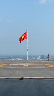 Rüzgarda dalgalanan bayrak direkli Vietnam bayrağı, dalgalı bulutlar arka plan döngüsü, Mükemmel Döngü. Yüksek kalite 4k görüntü