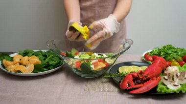 Konserve ton balığı, fıstık, mango, avokado, kereviz, acı biber ve siyah susamlı salata. Zeytinyağlı ve limonlu hafif yaz salatası. Bir kadın susam tohumu ekler.. 
