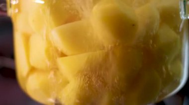 Lezzetli, parlak sarı patatesler parlak gümüş renkli bir tencerede pişirilir. Kaynar sudan buhar yükselir. Dikey. Kapatın. - Evet. Yüksek kalite 8K görüntü