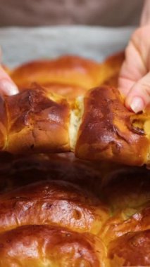 börek pişirmek, Arjantin 'den geleneksel fırın, evde hamuru et ve sebzelerle doldurmak, ev yapımı İspanyol börekleri. Dükkandaki raftaki ekmek rulolarına yakın çekim