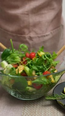 Taze ıstakoz, karides ve somon ile birlikte çeşitli sebzelerle hazırlanmış deniz ürünleri salatası. Sahilde lüks yemekler sergiliyor. Güzel yemek deneyimi.