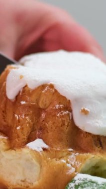 Rum Baba. Kamera taze romlu keklerin arasından geçiyor. Geleneksel Fransız tatlısı. Kalori. Laowa, astrhori sondası lensi. Fırın konsepti. Dolly kaydırma atışı. Yüksek kalite 8K görüntü
