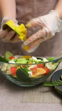 Konserve ton balığı, fıstık, mango, avokado, kereviz, acı biber ve siyah susamlı salata. Zeytinyağlı ve limonlu hafif yaz salatası. Bir kadın susam tohumu ekler.. 
