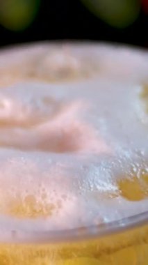 Gaz sobasında, tencerede haşlanmış patatesler. Seçici odaklanma. - Evet. Yüksek kalite 8K görüntü