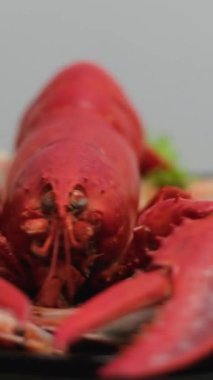 Istakoz karidesi. Büyük kızarmış karides marul yapraklarının üzerinde yatar. Büyük bir tabakta karides servis ettim..