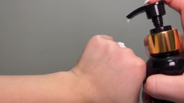 Makro kadın elindeki tüpten kozmetik krem sıkıyor. Yüksek kalite 4k görüntü