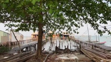Phu Quoc Balıkçı Köyü turkuaz suların bereketli palmiyelerle buluştuğunu keşfeder. Huzurlu atmosferi keşfedin ziyaretçiler ahşap iskelede yürürken, cenneti kucaklarken