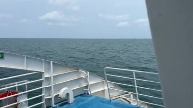 Geminin uyanması. Tekneden geniş bir iz var. Arkadan bak. Okyanus suyu. Koyu mavi. Büyük gemiden izler. Yüksek kalite 4k görüntü