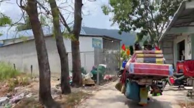 Phu Quoc Balıkçı Köyü turkuaz suların bereketli palmiyelerle buluştuğunu keşfeder. Huzurlu atmosferi keşfedin ziyaretçiler ahşap iskelede yürürken, cenneti kucaklarken