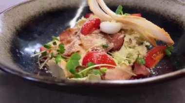 Peynirli ve karidesli Sezar Salatası otelden 5 yıldızlı, çok iştah açıcı. Buzdağı salatalı Sezar salatası, barbekü hindisi, pastırma ve ton balığı sosu.