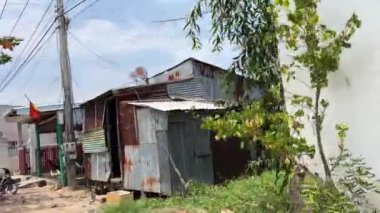 Phu Quoc Balıkçı Köyü turkuaz suların bereketli palmiyelerle buluştuğunu keşfeder. Huzurlu atmosferi keşfedin ziyaretçiler ahşap iskelede yürürken, cenneti kucaklarken