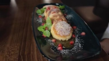 Sıcak, kalın kreplerin üzerinde erimiş tereyağı. Kalın Amerikan gözlemelerinden bir kule. 4k Slow motion video, 100fps. Yüksek kalite 4k görüntü