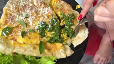 Sebzeli frittata ile seramik kase, basit vejetaryen yemeği. Tahta masada domates, biber, soğan ve peynirli frittata, yakın çekim. İtalyan omleti, sırayla. Yüksek kalite 4k görüntü