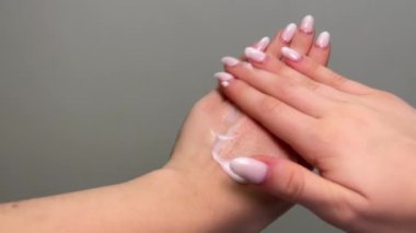 Makro kadın elindeki tüpten kozmetik krem sıkıyor. Yüksek kalite 4k görüntü