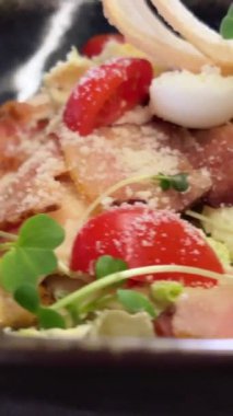 Peynirli ve karidesli Sezar Salatası otelden 5 yıldızlı, çok iştah açıcı. Buzdağı salatalı Sezar salatası, barbekü hindisi, pastırma ve ton balığı sosu.