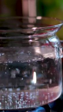 Tencerede kaynayan su kabarcıkları. Ocakta Sıcak Su Pişirme Malzemeleri. Evde yemek pişirmek. Mutfakta kaynayan su ve buhar kabarcıkları. Fırın Tavası. Gıda Hazırlama. Sıcak Sıcaklık Kaynama 