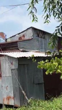 Phu Quoc Balıkçı Köyü turkuaz suların bereketli palmiyelerle buluştuğunu keşfeder. Huzurlu atmosferi keşfedin ziyaretçiler ahşap iskelede yürürken, cenneti kucaklarken