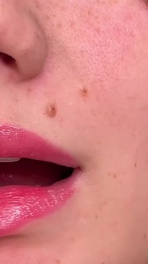 Dudaklarını birbirine bastıran bir kadın. Yüksek kalite 4k görüntü