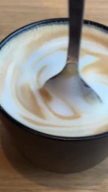 Şekerin kahvenin içine dökülüşünü yavaş çekimde yakın çekimde çek. Yüksek kalite 4k görüntü