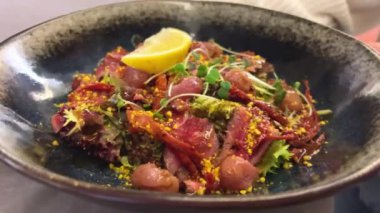Roka ve parmesan peynirli biftek carpaccio. Yüksek kalite 4k görüntü