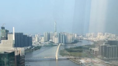 Deniz taşımacılığı, Saigon nehrinde gemi nakli, havadan bakıldığında kalabalık şehir manzaralı büyük Asya şehri, Ho Chi Minh, Vietnam 'da metro evleri..