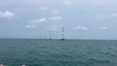Vietnam Phu Quoc Adası Yel değirmeni güç kuleleri. Okyanusta gün doğumu. Rüzgar enerji çiftliği türbinlerle alternatif enerji üretiyor. Yüksek kalite 4k görüntü